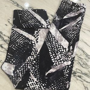 LuluLemon Black/Gray Abstract 7/8 Leggings Size 8‎